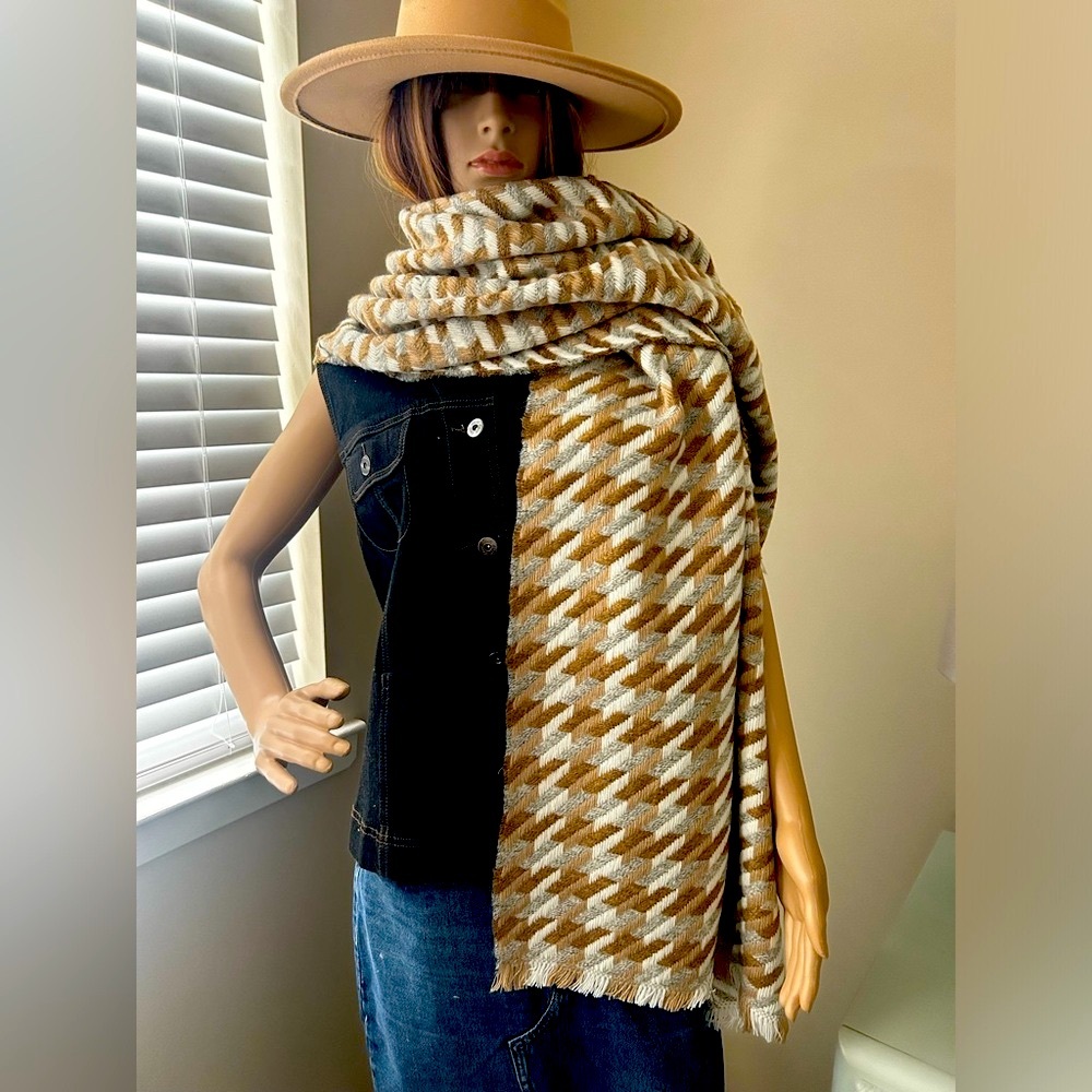Cold Morning Houndstooth Scarf by Pretty Simple